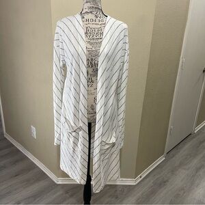 Elegant White Striped Cardigan